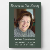 永遠に私たちのハートで葬儀フォトダークグリーン フォトプラーク (正面)