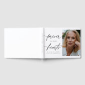 永遠に私たちのハートシンプルのスクリプト写真の葬儀 ゲストブック (全面)