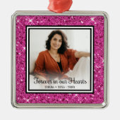 永遠に私たちの心の中に 記念 ピンクグリッター メタルオーナメント (正面)