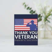 永遠に私たちの負債の中で – 幸せな退役軍人の日 ポストカード (スタンド正面)