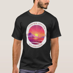 永遠に追いかけるゴールデンアワーワードオンバックフォトグラフ Tシャツ