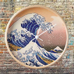 永遠のエレガンス日本の:ナミ素晴らしウェーブ 壁時計<br><div class="desc">伝説的な「Wave off Kanagawa素晴らし」によインスパイアり、Nami Wave Round Clockでお客様の宇宙を素晴らし変身させる。 力強い青い波と時代を超越したエレガンスを組み合わせ、日本の象徴的な芸術性を取り入れた時計。高級木枠で作られ、単なる時計ではなく、カルチャーへのオマージュで、落ち着いた会話を呼び起こインスパイアしている。日本の精神を受け入れる美術愛好家や日本人にとって理想的な空間は、伝統と洗練さを感じさせる。</div>