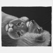 永遠の絆：影のライオンの愛 フリースブランケット (正面(横))