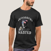 求愛は愛国的な飲酒社長ウードロを無駄にした Tシャツ (正面)