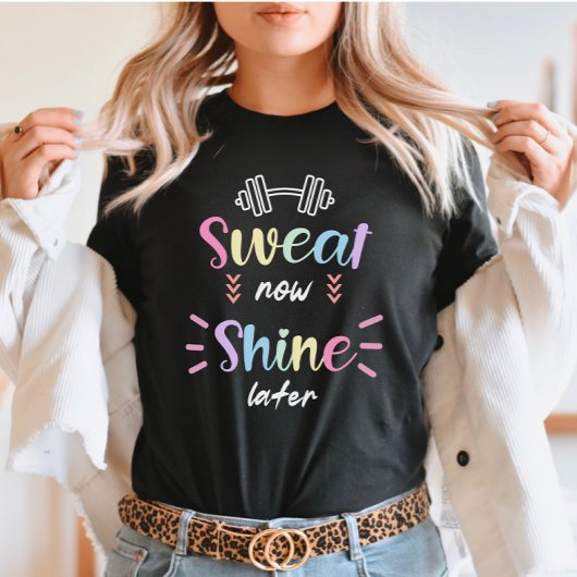汗が後のジムの引用文に着色文字で輝く Tシャツ