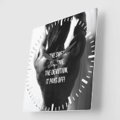 汗、時間、献身女性のトレーニング やる気を起こさせる スクエア壁時計 (傾斜)