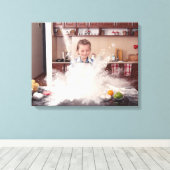 汚いおもしろいキッチンの女の子 キャンバスプリント (インサイチュ (ウッドフロア))