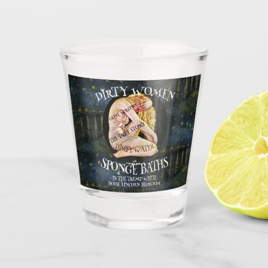 汚れた女性の水スポンジ風呂が間違った ショットグラス (正面)