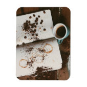 汚れた本と豆が入った熱いコーヒー マグネット (縦)