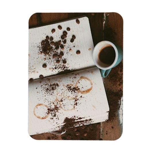 汚れた本と豆が入った熱いコーヒー マグネット (縦)