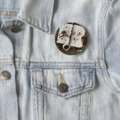 汚れた本と豆が入った熱いコーヒー 缶バッジ (インサイチュ)