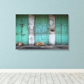 汚れた緑のドアのキャンバスの前に野良犬 キャンバスプリント (インサイチュ (ウッドフロア))