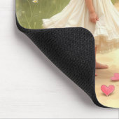 汚れ道にピンクのハートを持つ小さな女の子 マウスパッド (コーナー)