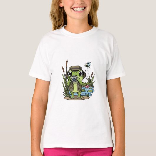 池でカメラを持つ子供のカエルカメラマン Tシャツ (正面)