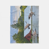 池で上陸しているカナダのガチョウ フリースブランケット (正面)