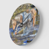 池で遊んでいる穏やかなPalominoのまだら馬の種馬 ラージ壁時計 (傾斜)