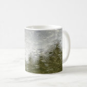 池で雨が降っている コーヒーマグカップ (正面右)