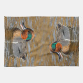 池で鳴き声を上げる緑の羽をしたティール（緑がかった色） キッチンタオル (横)