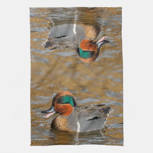 池で鳴き声を上げる緑の羽をしたティール（緑がかった色） キッチンタオル (縦)