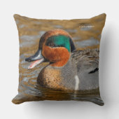 池で鳴き声を上げる緑の羽をしたティール(緑がかった色) クッション (正面)