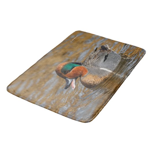 池で鳴き声を上げる緑の羽をしたティール(緑がかった色) バスマット (アングル)