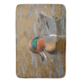 池で鳴き声を上げる緑の羽をしたティール(緑がかった色) バスマット (正面縦)