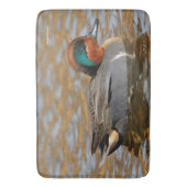 池で鳴き声を上げる緑の羽をしたティール(緑がかった色) バスマット (正面縦)