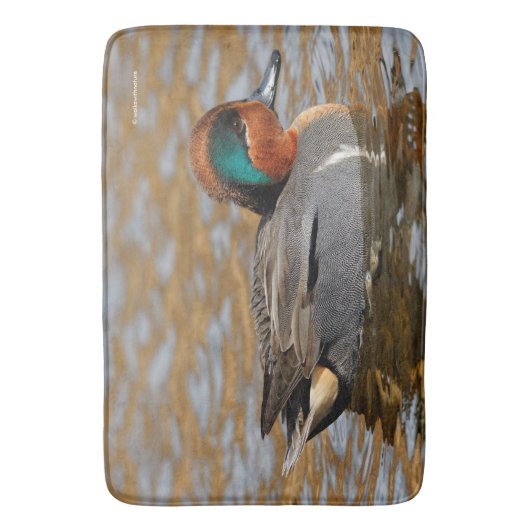池で鳴き声を上げる緑の羽をしたティール(緑がかった色) バスマット (正面縦)