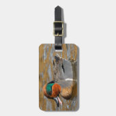 池で鳴き声を上げる緑の羽をしたティール（緑がかった色） ラゲッジタグ (正面縦)