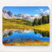 池と雪の山と緑の風景 マウスパッド (正面)