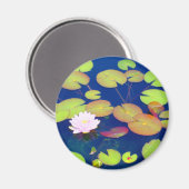 池にユリのパッドが浮いているピンクの蓮の花 マグネット (正面/裏面)