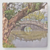池に映る美しいアーチ型の石橋 ストーンコースター (正面)