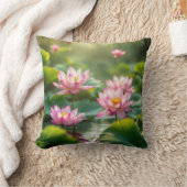池に浮かぶピンクのハス クッション (ブランケット)