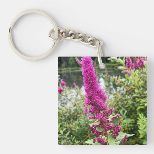 池のそばのピンクのアスティルベの花 キーホルダー (正面)