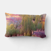 池のそばのピンクの夕日に柳の木 ランバークッション (裏面)