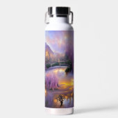池のそばの夕暮れ時のピンクの柳 ウォーターボトル (正面)