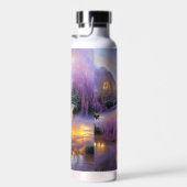 池のそばの夕暮れ時のピンクの柳 ウォーターボトル (右面)