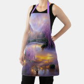 池のそばの夕暮れ時のピンクの柳 エプロン (インサイチュ)