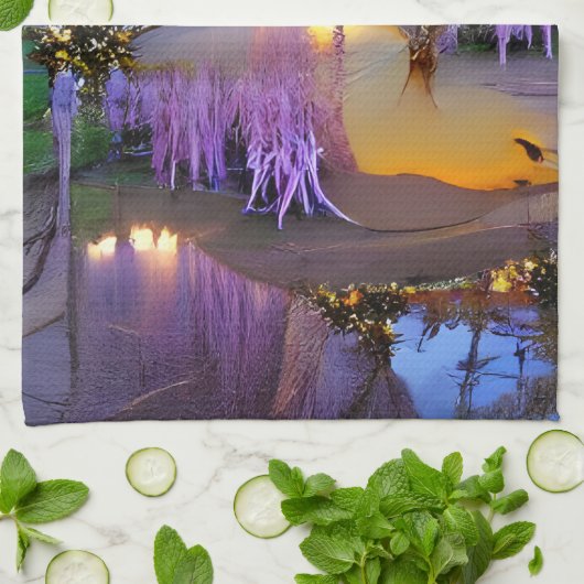 池のそばの夕暮れ時のピンクの柳 キッチンタオル (折り畳み)