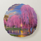 池のそばの夕暮れ時のピンクの柳 ラウンドクッション (正面)