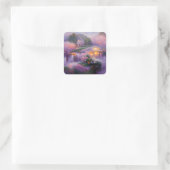 池のそばの日没に藤のコテージが輝く スクエアシール (バッグ)