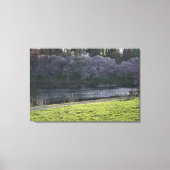 池のそばの美しいピンクの花の木NJ 36"x24" キャンバスプリント (正面)