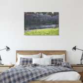 池のそばの美しいピンクの花の木NJ 36"x24" キャンバスプリント (インサイチュ (寝室))