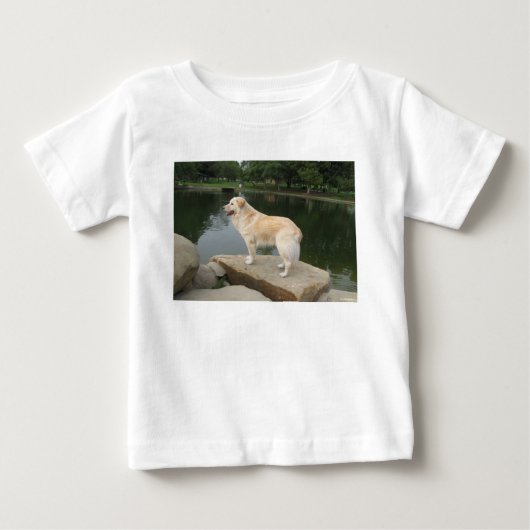 池のほとりの犬 ベビーTシャツ (正面)