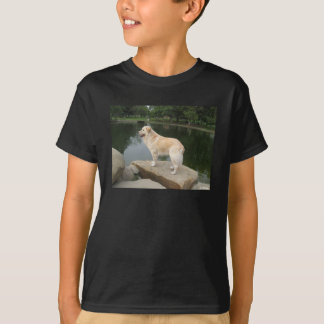 池のほとりの犬 Tシャツ