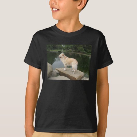 池のほとりの犬 Tシャツ (正面)