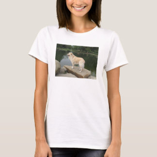 池のほとりの犬 Tシャツ