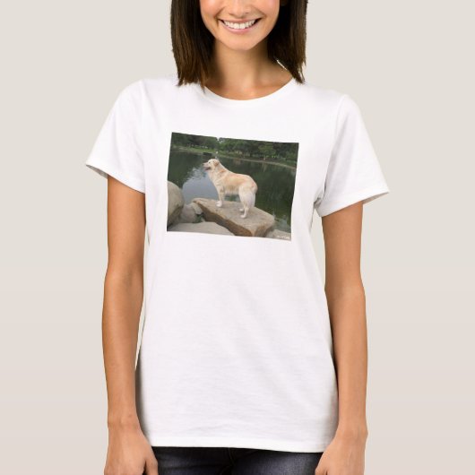 池のほとりの犬 Tシャツ (正面)