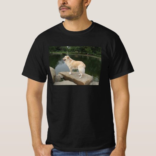 池のほとりの犬 Tシャツ (正面)