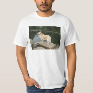 池のほとりの犬 Tシャツ